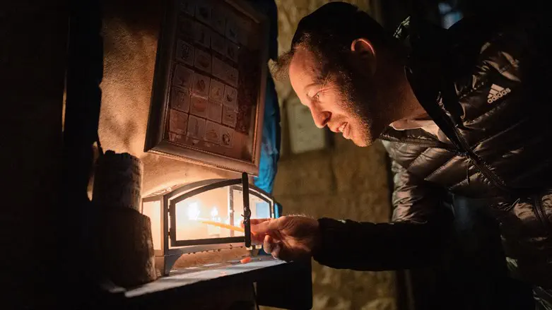 מדליקים נרות בנחלאות