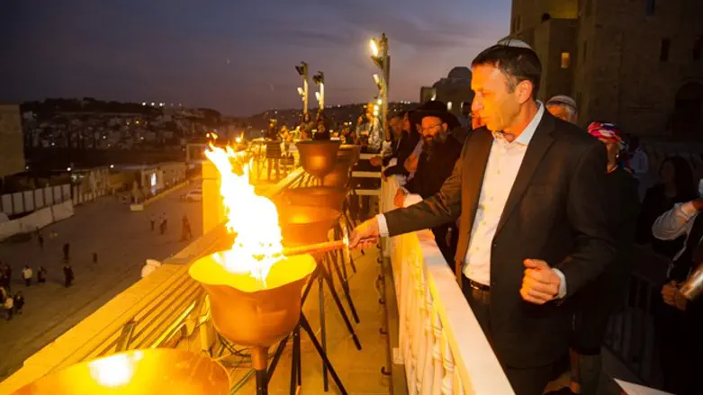 Матан Кахана зажигает ханукальную свечу