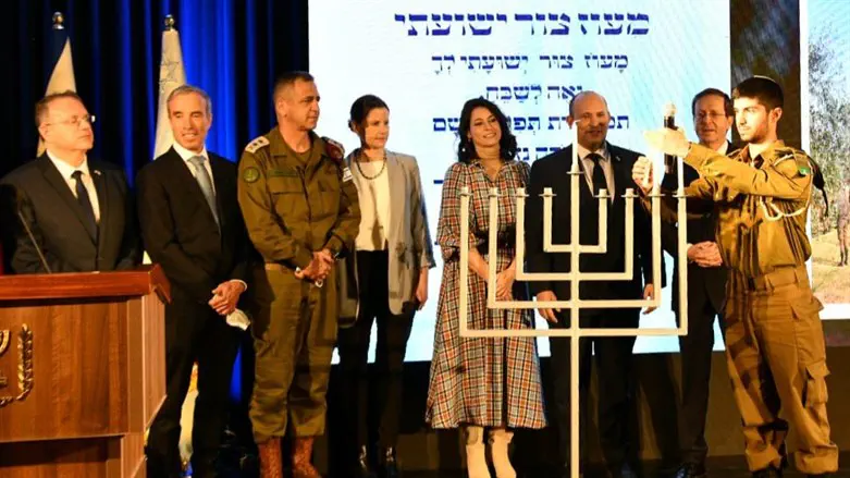 הדלקת הנרות החגיגית עם חיילי נתיב