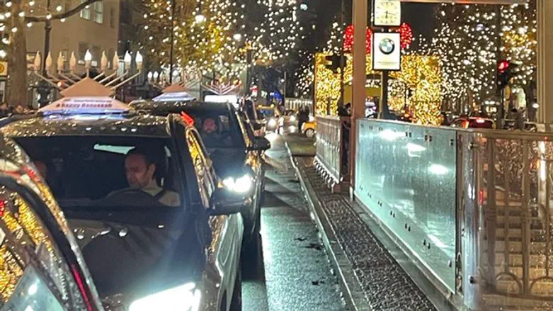 Колонна машин с менорами в Берлине 