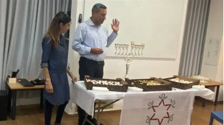 אלון דוידי בהדלקת נר חנוכה של מפשחה אחת