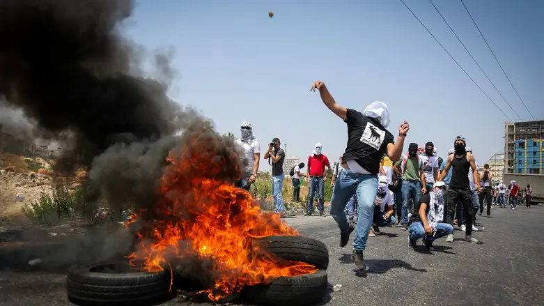 stone-throwing attack (illustration)