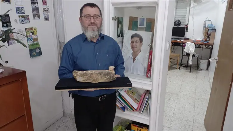 אביו של יהודה גואטה עם החנוכיה