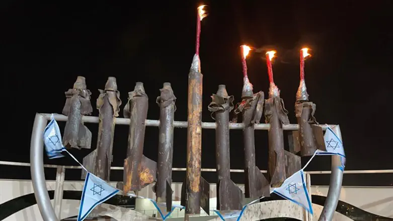 Ханукия, сделанная из ракет 