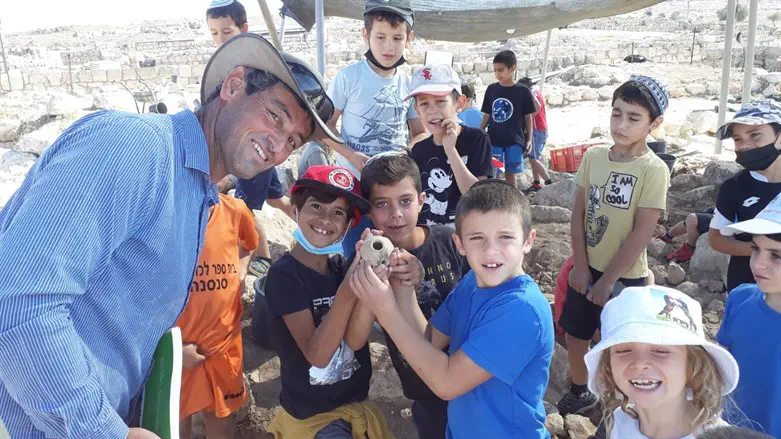 החפירות בהן התגלה הנר