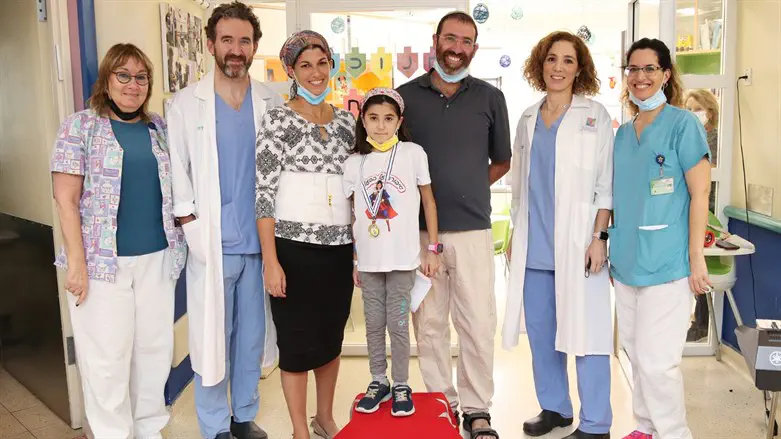 בת ציון עם הוריה והצוות הרפואי