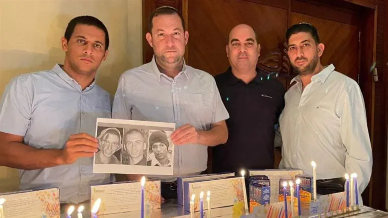 הדלקת נרות חנוכה בסימן השבת הבנים