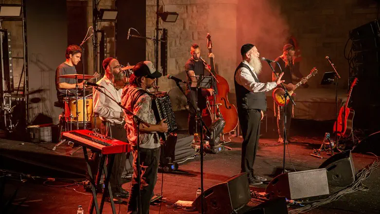 שולי רנד בהופעה