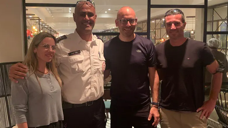 אלון עם הצוות שהציל את חייו