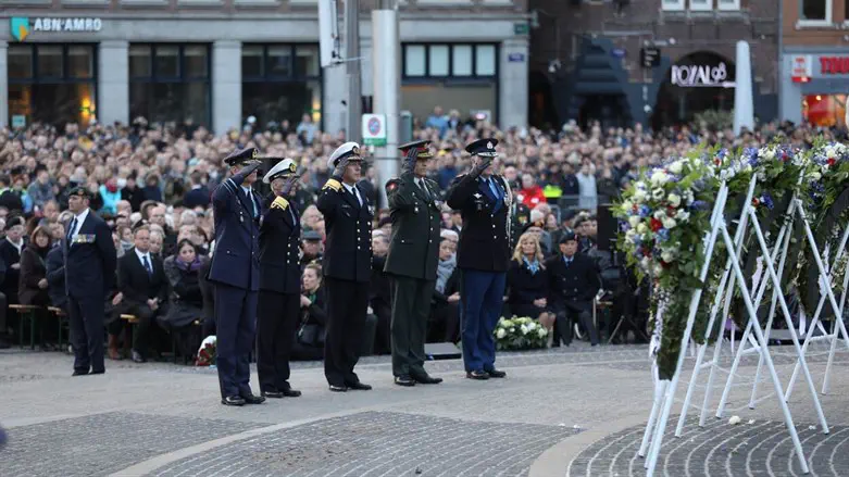 Soldier salute during the official commemoration for Holocaust victims and war c