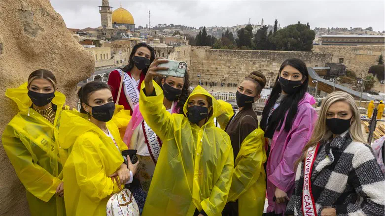 Miss Universe contestants tour Jerusalem