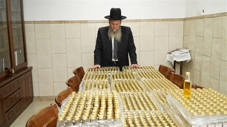 הרב אדלשטיין מברך את השמן