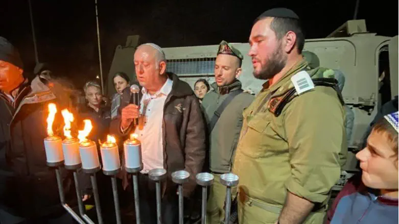 ההורים של יובל מור יוסף במקום הפיגוע