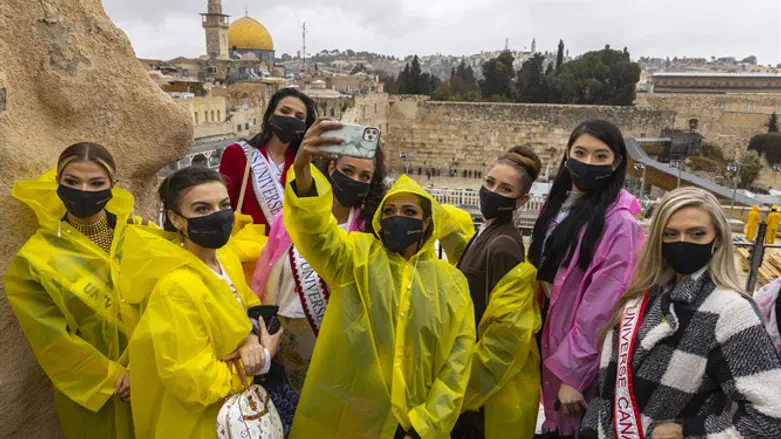 מתחרות "מיס יוניברס" מסיירות בירושלים
