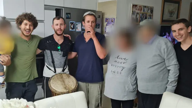 תלמידי ישיבת בית שאן עם הקשישים