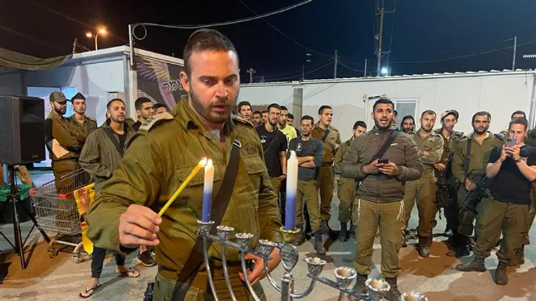 Зажигание свечи в «Нецах Иегуда»