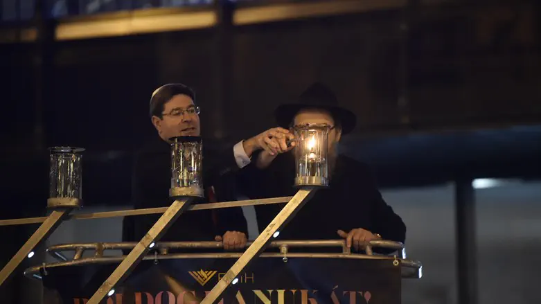 ח"כ אופיר אקוניס מדליק נרות עם הקהילה היהודית בבודפשט