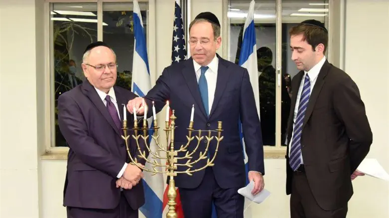 השגריר ניידס ובנו בהדלקת נרות ביד ושם