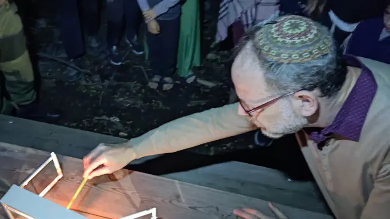 בנימין הורגן מדליק את הנרות