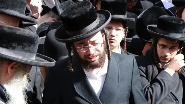 Yoel Blau at his wife's funeral
