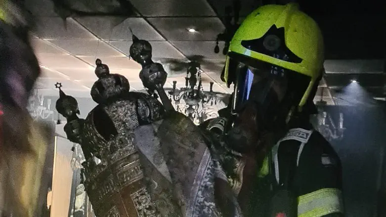כבאי מפנה את אחד מספרי התורה