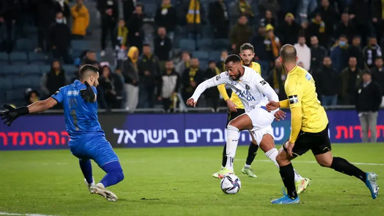 שחקני בית"ר לא מצליחים לעצור הערב את מכבי ת"א