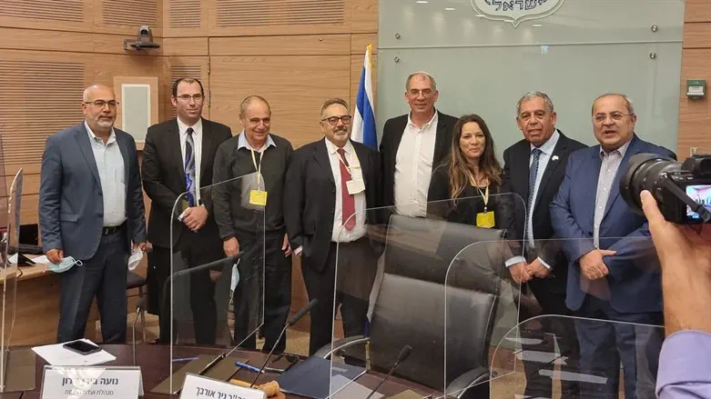 הח"כים עם חברי הוועדה הציבורית