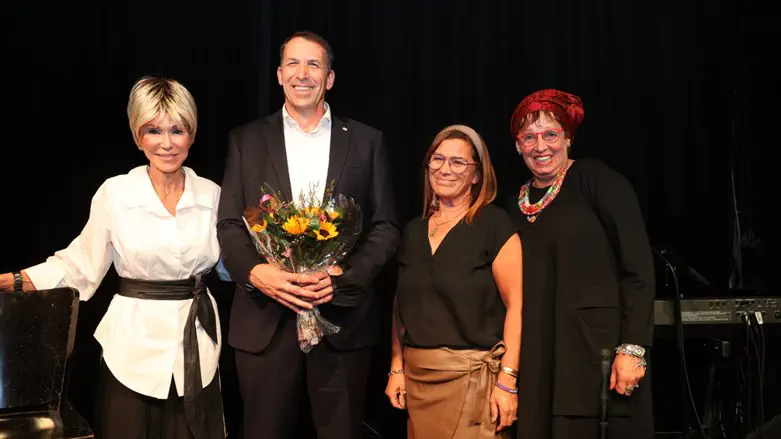 מתן כהנא באירוע חנוכה של אור למשפחות