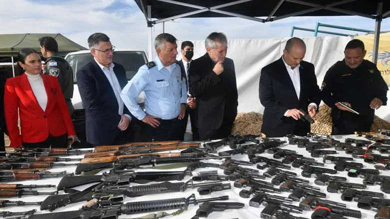 PM Naftali Bennett Tours Southern Israel as Part of the Fight against Crime and