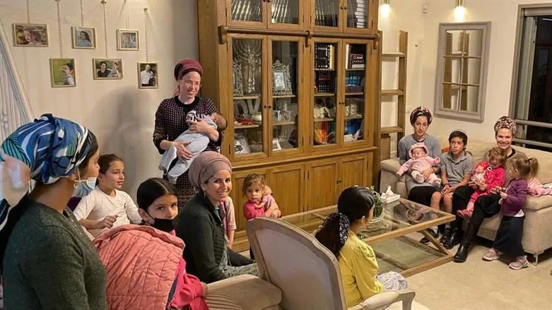 הנשים בביתה של עידית סילמן