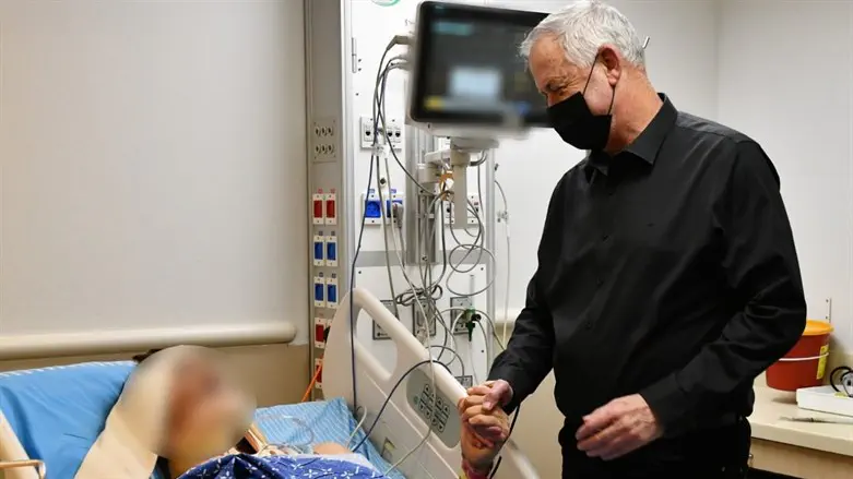 Gantz visits injured security guard