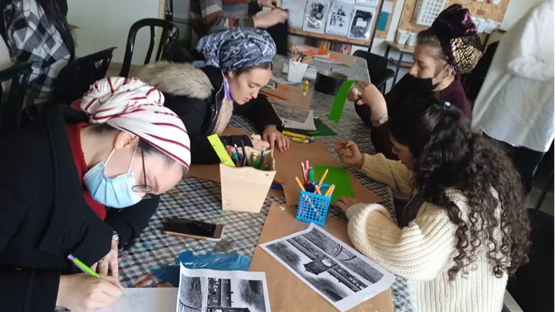 אומנות בעקבות תמונות מהמחנות