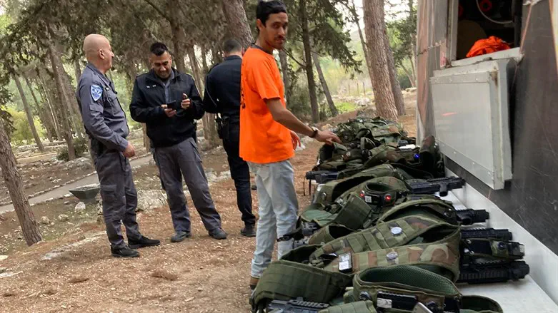 השוטרים מבררים את העניין