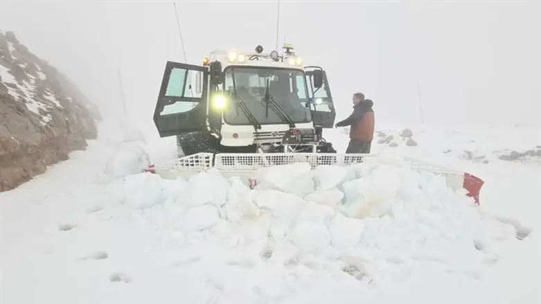 Расчистка снега на горе Хермон