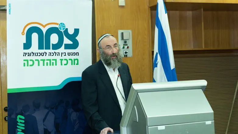 הרב מנחם פרל בכנס