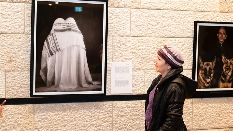 תמונת הוריו של שלום שרקי הי"ד מתחת לטלית שלו