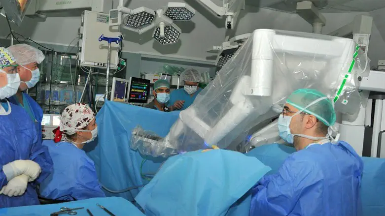 ניתוחים ראשונים באמצעות הרובוט