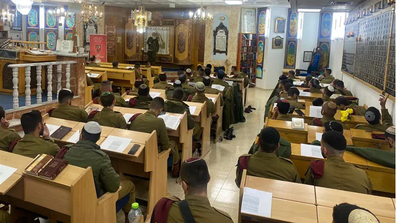 חיילי ההסדר מהצנחנים לומדים תורה