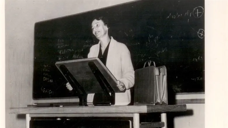 פרופ' לאה גולדברג מרצה