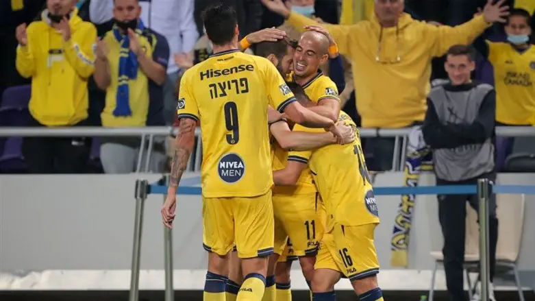 שחקני מכבי חוגגים הערב ניצחון שני ברציפות בליגה