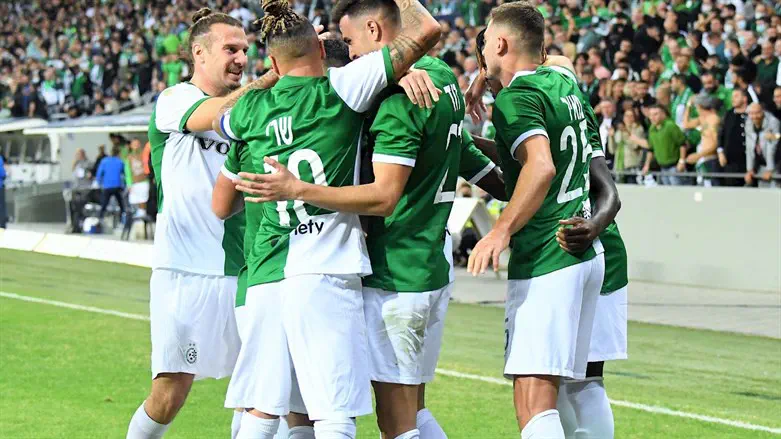 שחקני חיפה חוגגים ניצחון קשה בניגוד לציפיות