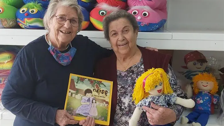 מרים עם הספר והבובה