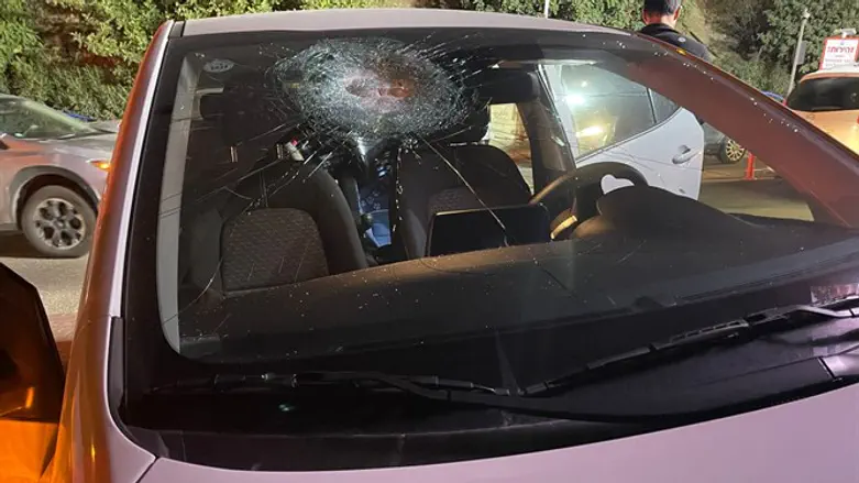 Камень угодил в лобовое стекло