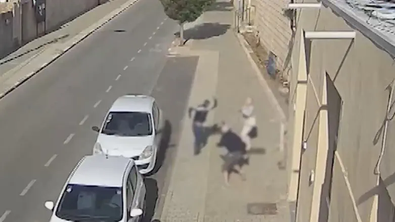 תיעוד הפיגוע: מגיע מהים, דוקר ובורח למסגד