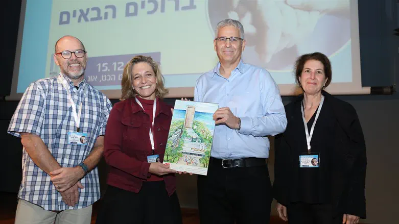 פרופ' גור אלרואי מעניק את תעודת ההוקרה לשרון לד"ר אלרעי פרייס