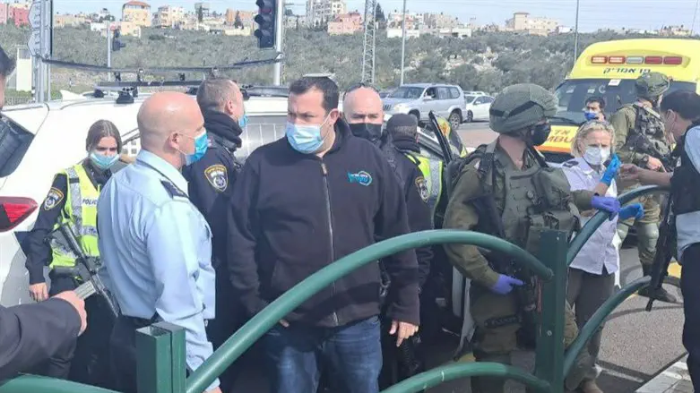 יוסי דגן בזירת פיגוע בצומת גיתי אבישי