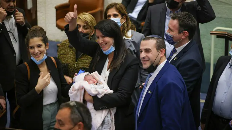 שירלי פינטו עם בתה התינוקת במליאה