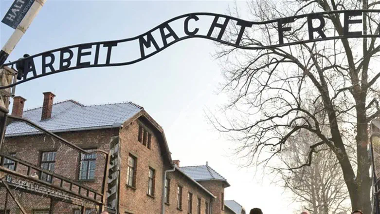 הכתובת "העבודה משחררת" בשער מחנה אושווץ