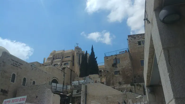 ישיבת הכותל במבט מלמטה