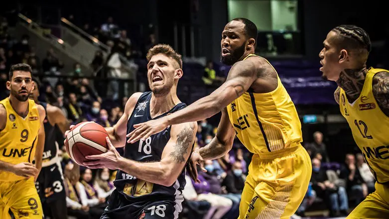 שחקני חולון לא מצליחים לעצור את אילת הערב